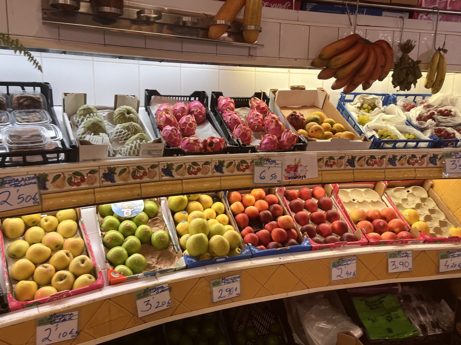 Pitahayas y otras frutas tropicales expuestas en el mercado