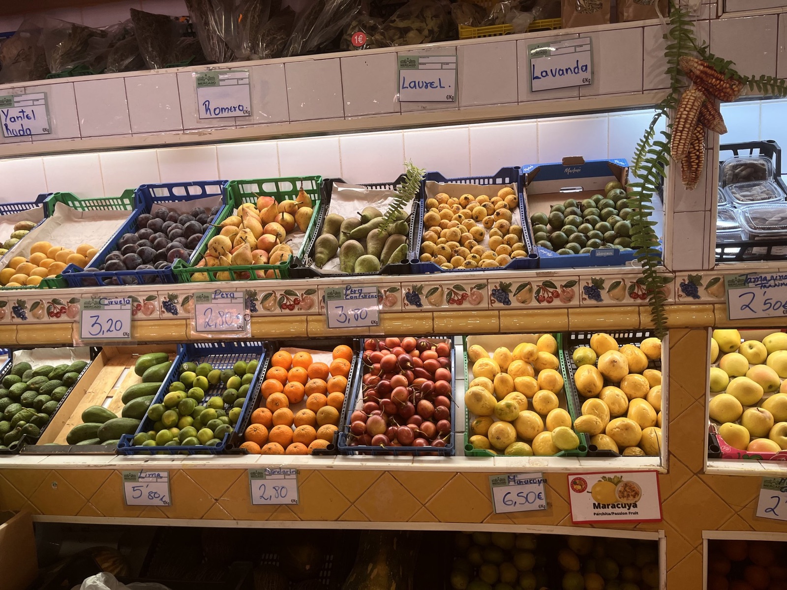 Expositor con una selección de frutas y verduras en el mercado